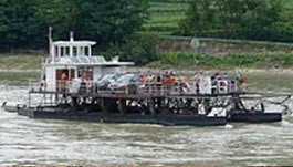 Rollfaehre Spitz-Arnsdorf, 4min, 2,2 km vom Heurigen Gasthof Pammer I Weingut Wachau entfernt