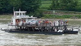 Rollfaehre Spitz-Arnsdorf, 4min, 2,2 km vom Heurigen Gasthof Pammer  I Weingut Wachau entfernt